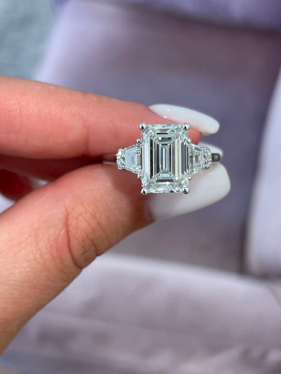 Viola (Emerald) 14k White Gold 008