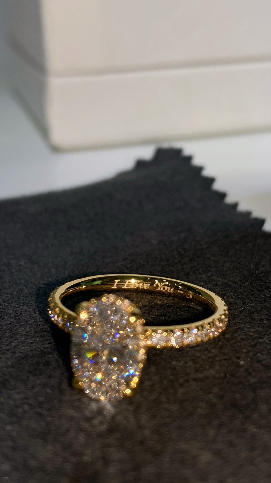 The Pave Kamellie · 1.5 Carat Oval Lab Diamond