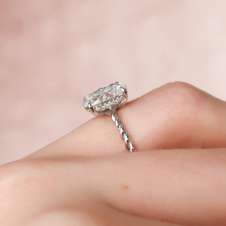  The Alice Oval Moissanite Ring 18k White Gold 004 Final