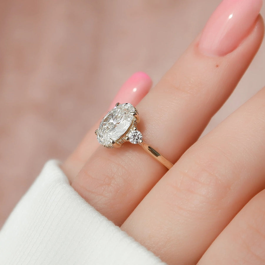  The Lia Oval Moissanite Ring 18k Yellow Gold 004