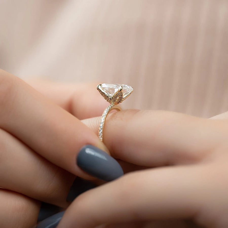  The Pave Petal Kamellie Oval Lab Diamond Ring 18k Yellow Gold 004