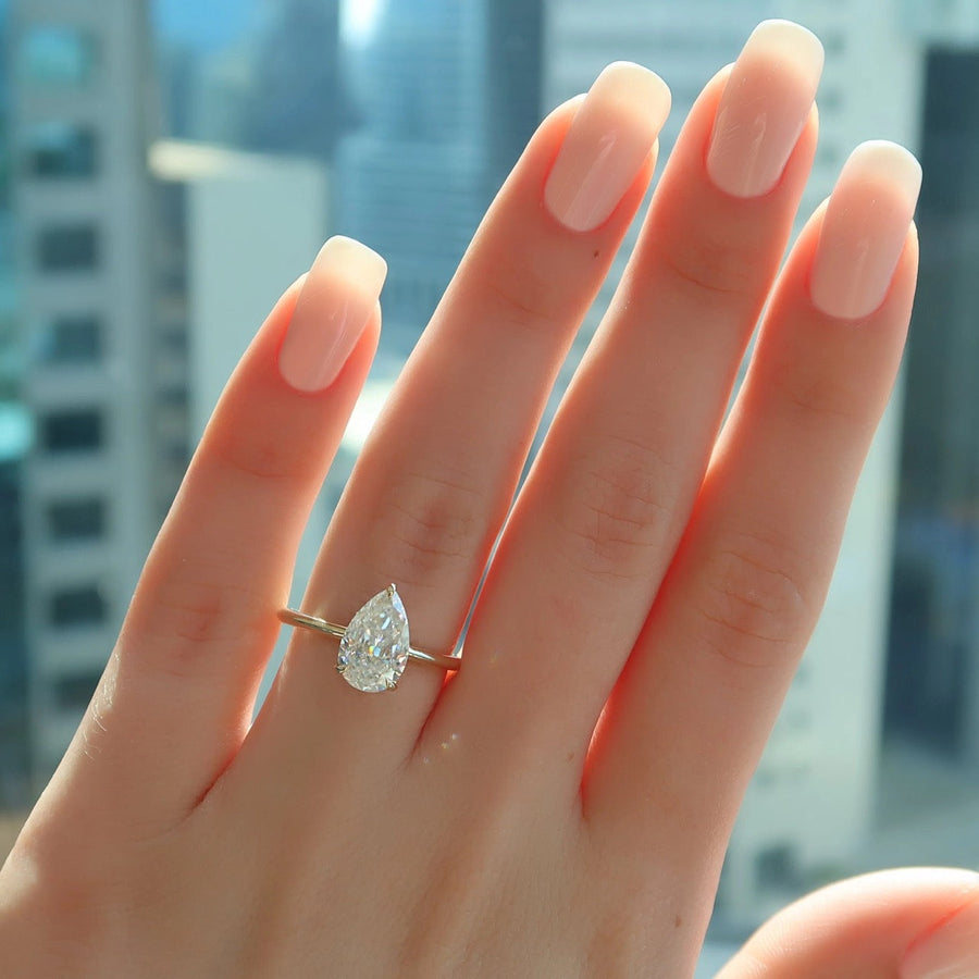  The Razor Kamellie Pear Moissanite Ring 18k Yellow Gold 003
