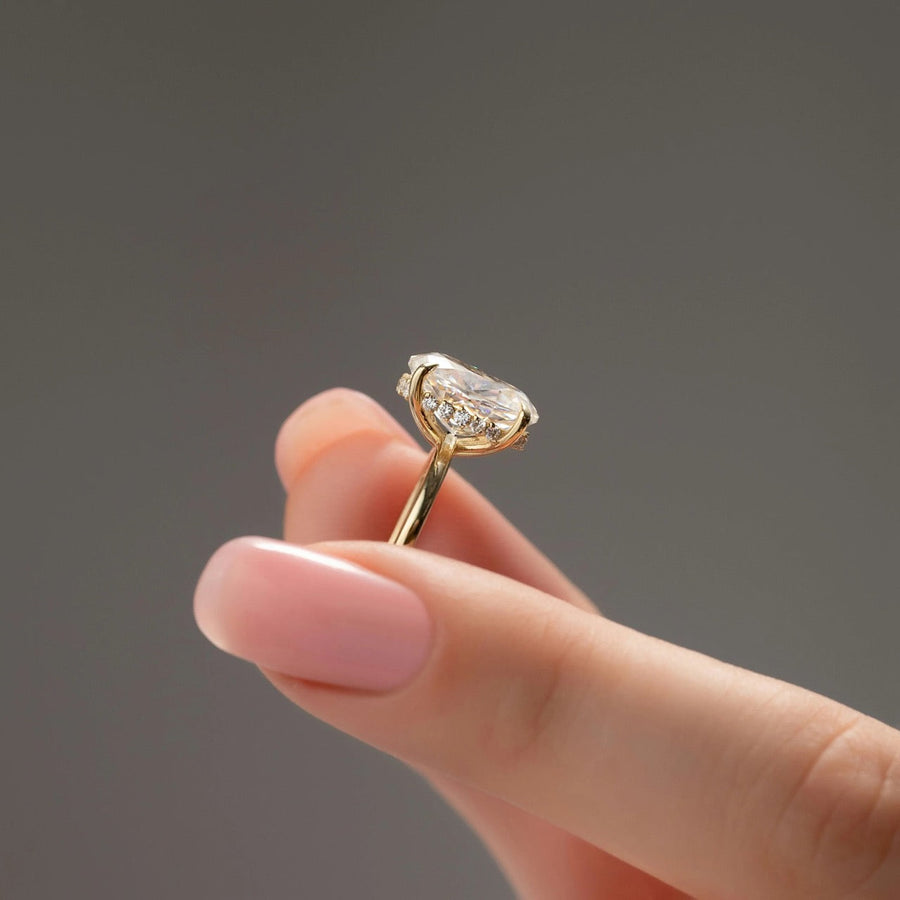  The Sandra Oval Moissanite Ring 18k Yellow Gold 004