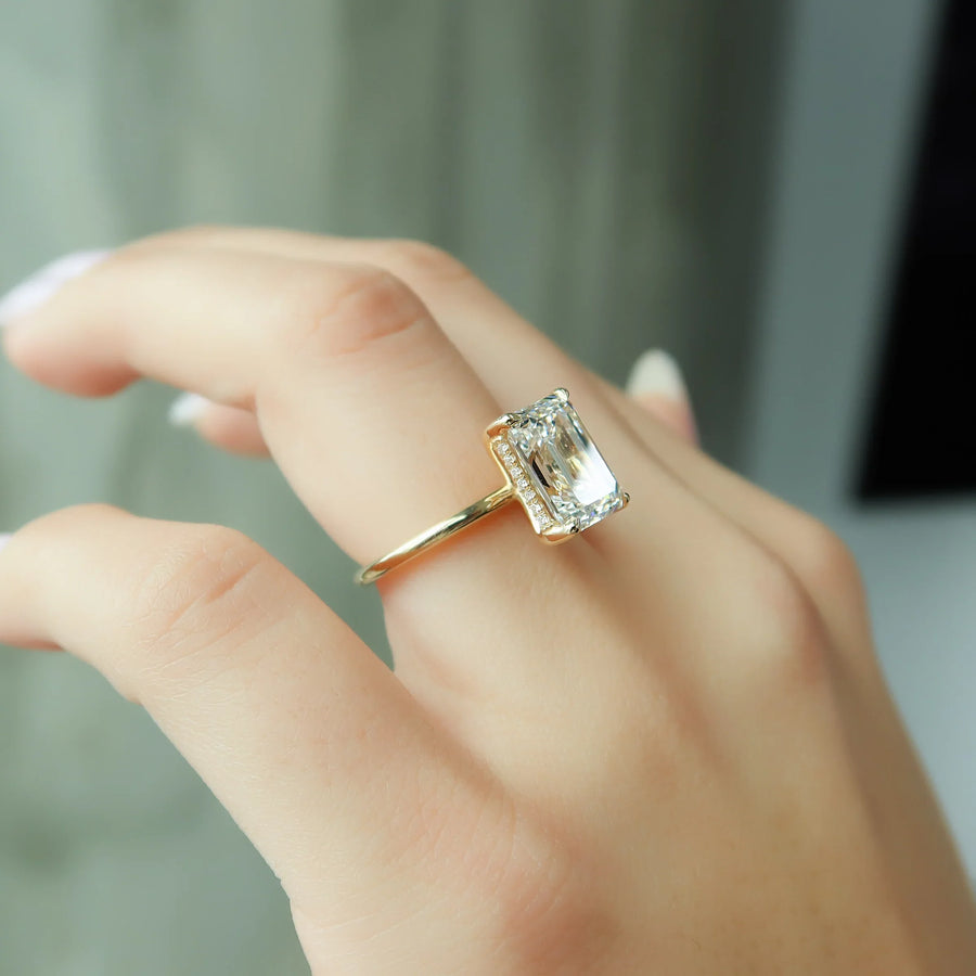  The Solitaire Kamellie Emerald Lab Diamond Ring 18k Yellow Gold 003