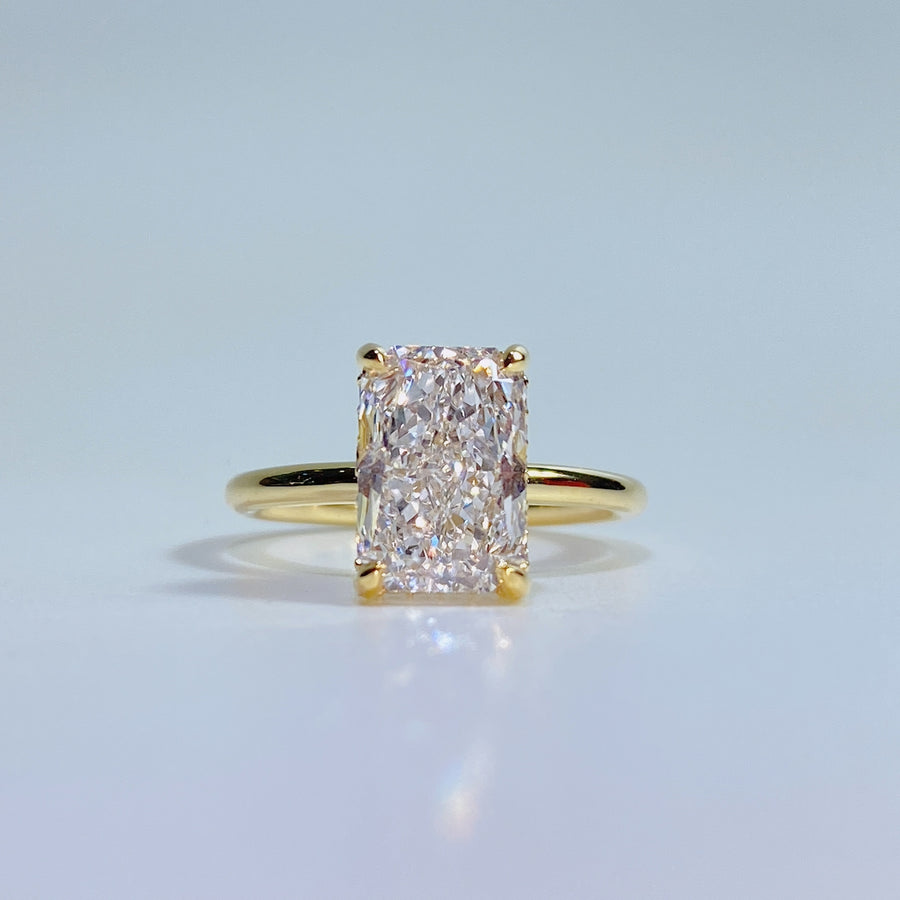 The Solitaire Kamellie Radiant Lab Diamond Ring