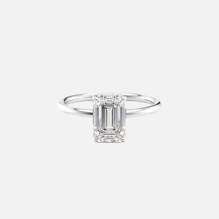  The Solitaire Low Profile Kamellie Emerald Moissanite Ring 18k White Gold 001
