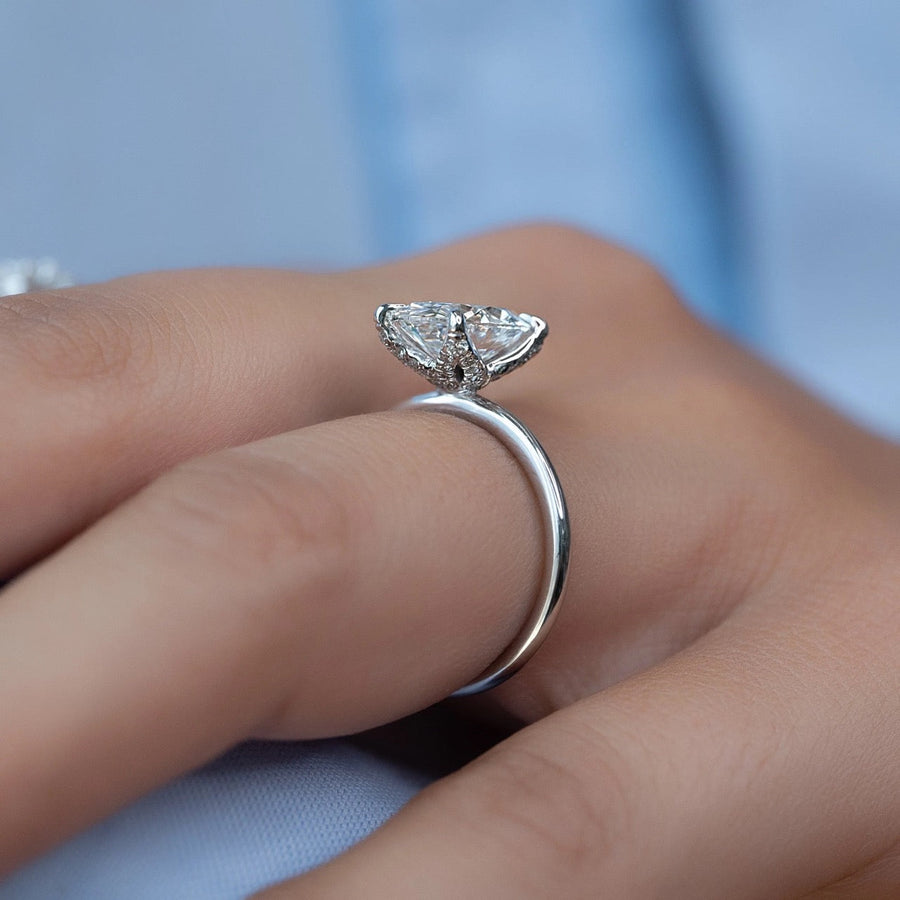  The Solitaire Petal Kamellie Oval Moissanite Ring 18k White Gold 004 Final