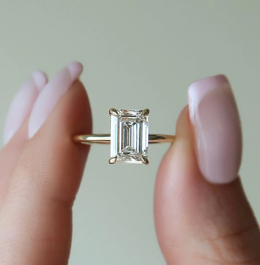  The Solitaire Sarah Emerald Moissanite Ring 18k Yellow Gold 003