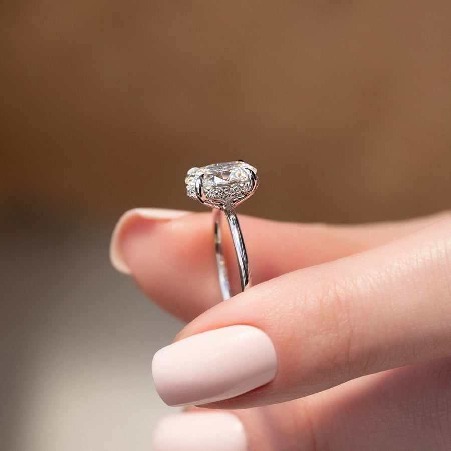  The Solitaire Sarah Oval Moissanite Ring 18k White Gold 004